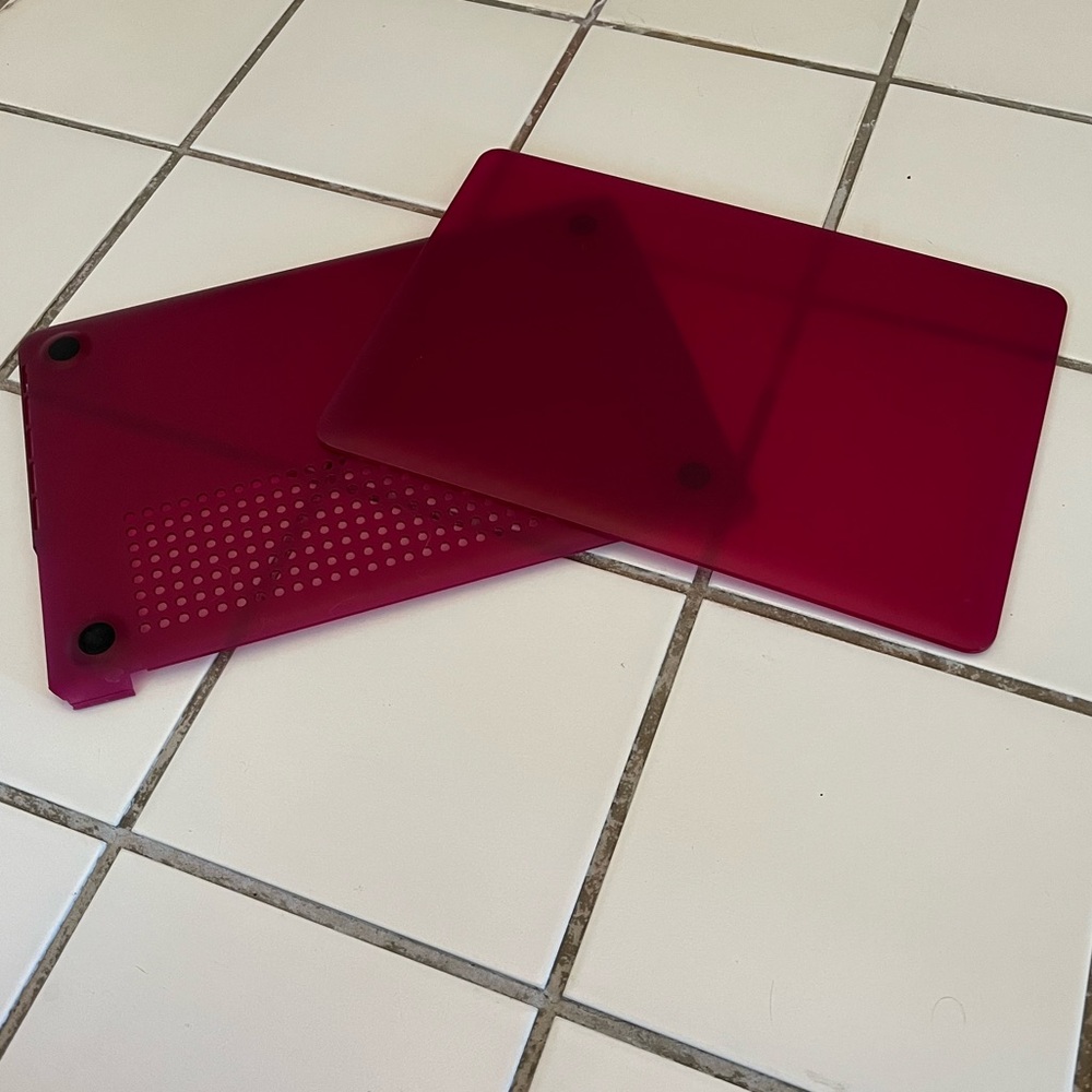 Magenta Incase hard shell for MacBook Pro (15”)